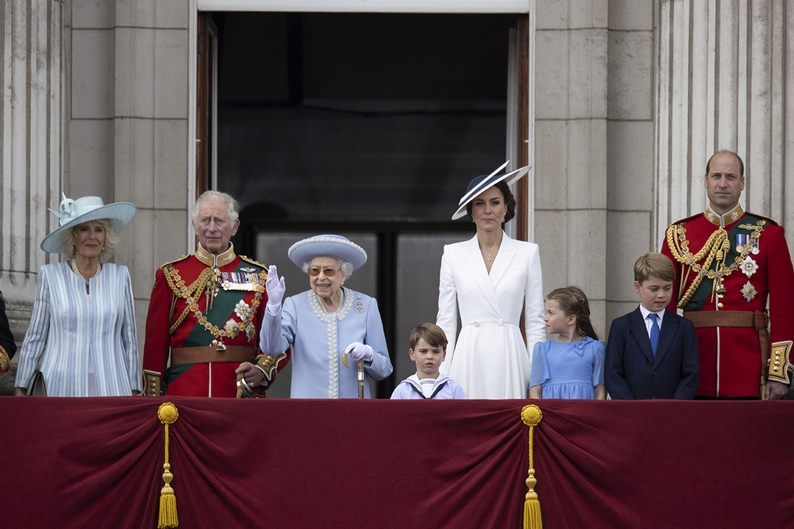 День в фотографиях: как в Лондоне прошел красочный парад в честь 70-летия правления Елизаветы Второй