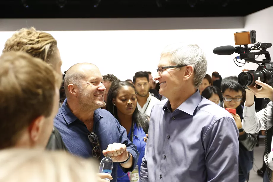 Главный дизайнер Apple Джонатан Айв официально покинул свой пост: его биография уже исчезла со страницы сайта компании