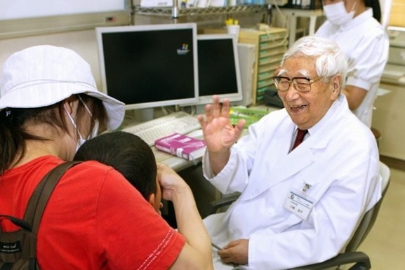 В Японии скончался педиатр Томисаку Кавасаки, открывший редкий синдром у детей