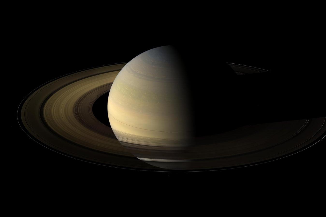 Обогнал Юпитер: у Сатурна нашли еще 20 спутников  