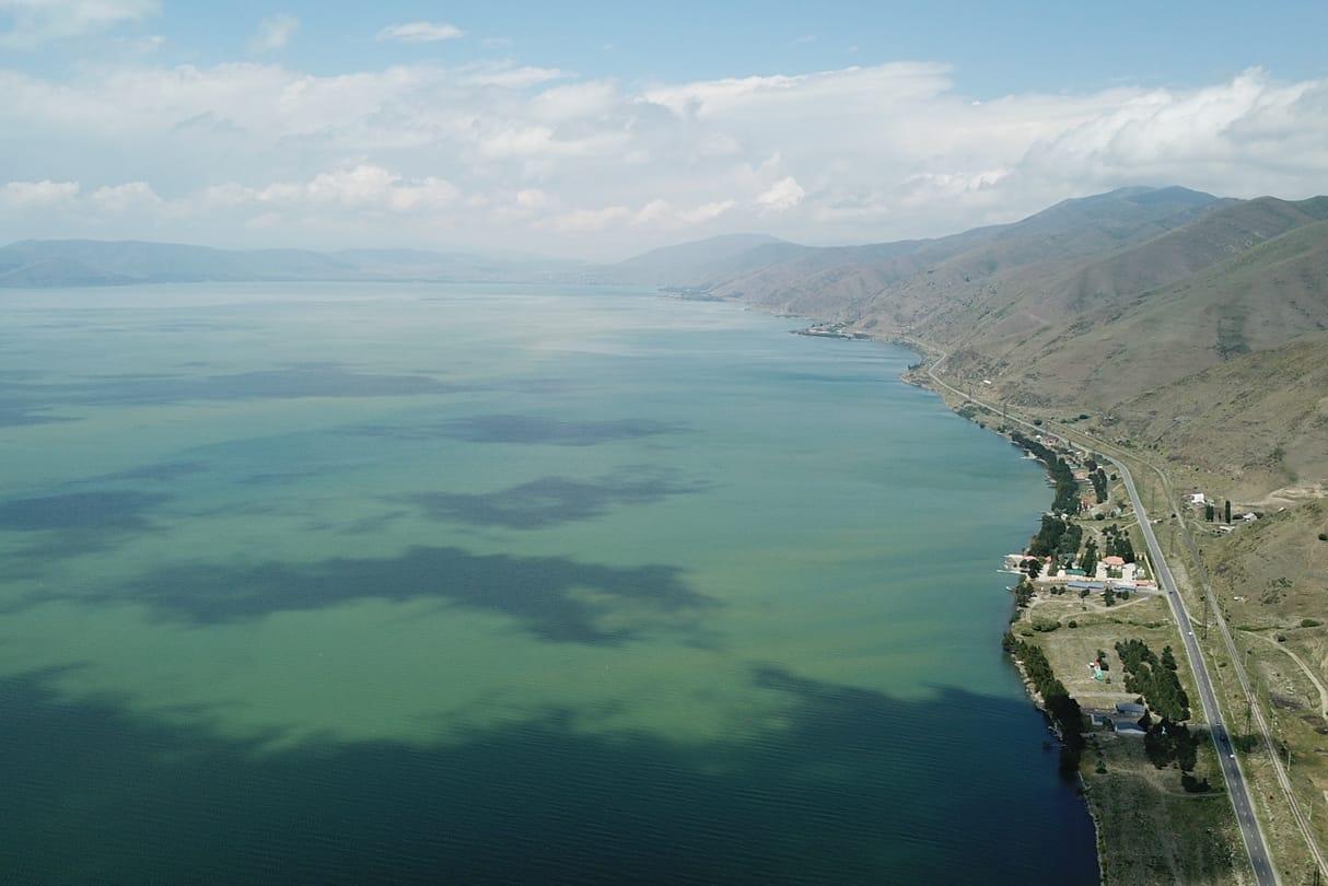 Министр представил причину сине-зеленого цвета озера Севан