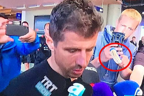 Լրագրողը թուրք ֆուտբոլիստի առաջ միկրոֆոնի փոխարեն զուգարանի խոզանակ է պարզել. Միջադեպը դարձել է բողոքի նոտայի պատճառ 