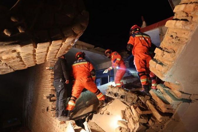 По меньшей мере 118 человек погибли и не менее 580 пострадали в результате землетрясения на северо-западе Китая