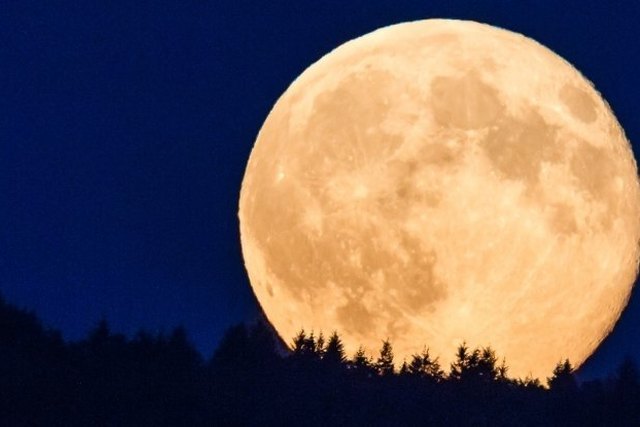 Суперлуние: завтра Луна приблизится к Земле на минимальное расстояние