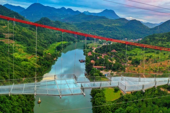 В Китае открыли самый длинный в мире подвесной стеклянный мост 