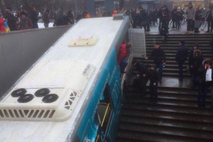 В Москве автобус въехал в подземный переход