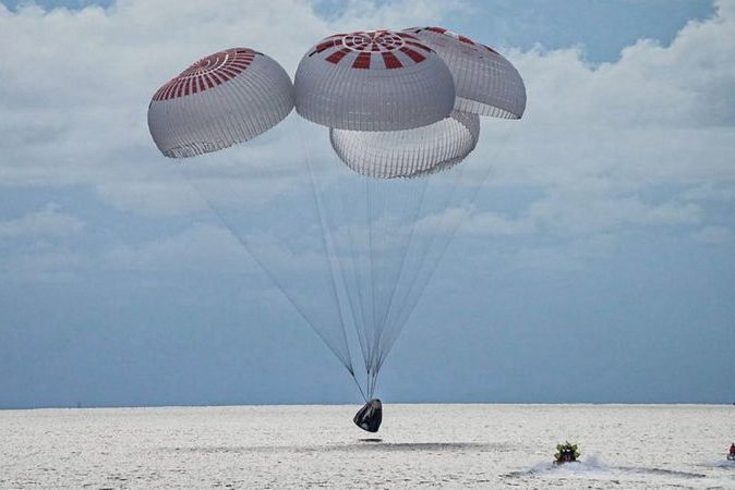 Космический корабль SpaceX с экипажем из четырех туристов вернулся на Землю