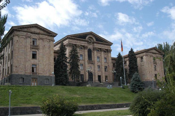 Пожар в здании парламента Армении: пострадавших нет