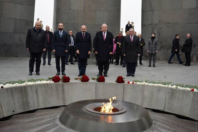 Այսօր Ցեղասպանության հանցագործության զոհերի հիշատակի միջազգային օրն է. Հայաստանի բարձրագույն ղեկավարությունն այցելեց Ծիծեռնակաբերդի հուշահամալիր