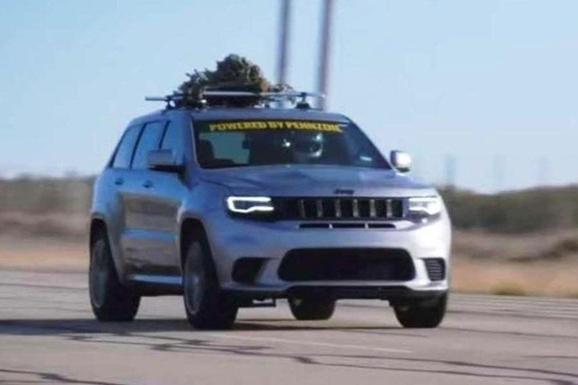 Jeep Grand Cherokee с елкой на крыше установил «рождественский» рекорд скорости