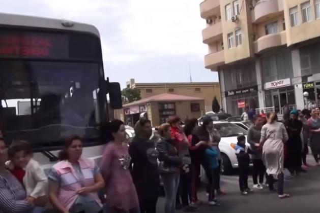 Алиеву плевать на нас: B Баку беженцы из Карабаха перекрыли автомобильное движение 