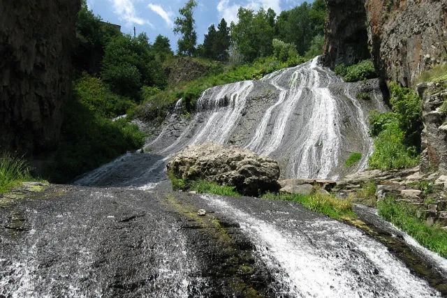 Страна секретов и тайн: легенды трех самых известных водопадов Армении