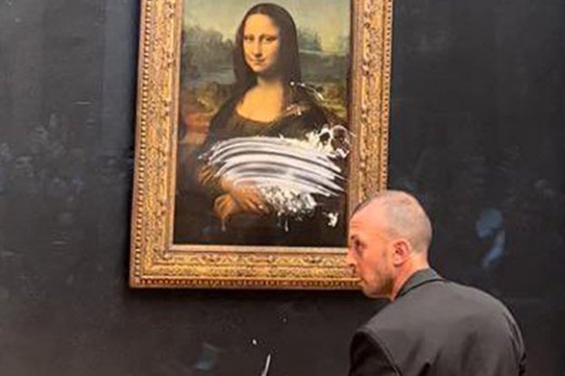 Лувр подаст иск против вандала, бросившего торт в картину «Джоконда» да Винчи 
