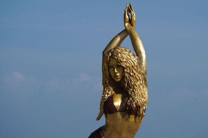 В родном городе колумбийской певицы Шакиры установили ее бронзовую статую