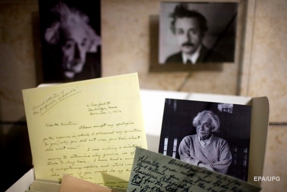 На аукционе продано рукописное письмо Альберта Эйнштейна, в котором указана формула E=mc²