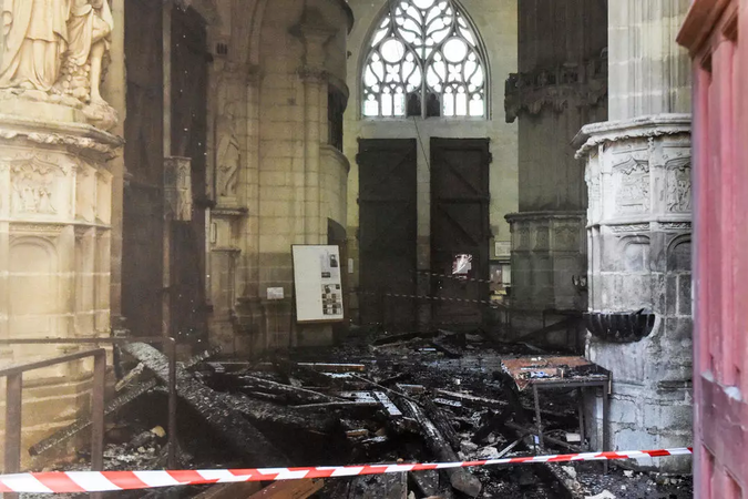 Французская полиция отпустила из-под стражи мужчину, задержанного по подозрению в причастности к поджогу собора в Нанте 