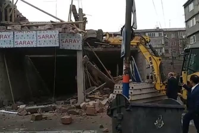 Решением мэра Еревана в районе Нор Норк демонтируется незаконная постройка