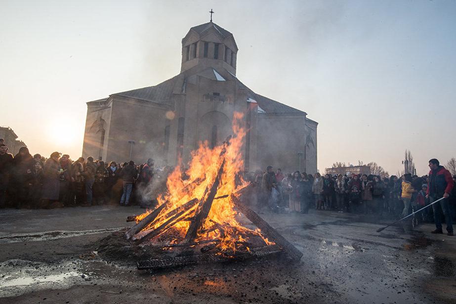 В Армении запылали костры: бережно хранимые традиции праздника Трндез  