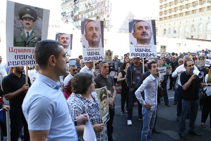 В Ереване продолжается акция протеста в защиту Самвела Бабаяна