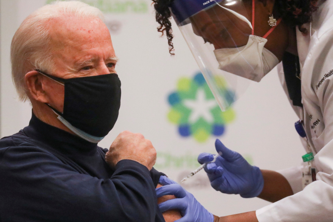 Джо Байден в прямом эфире сделал прививку от коронавируса 