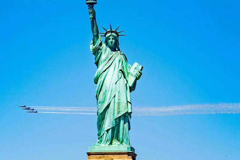 «America strong»: два авиационных эскадрона устроили в небе над Нью-Йорком специальное шоу в честь врачей