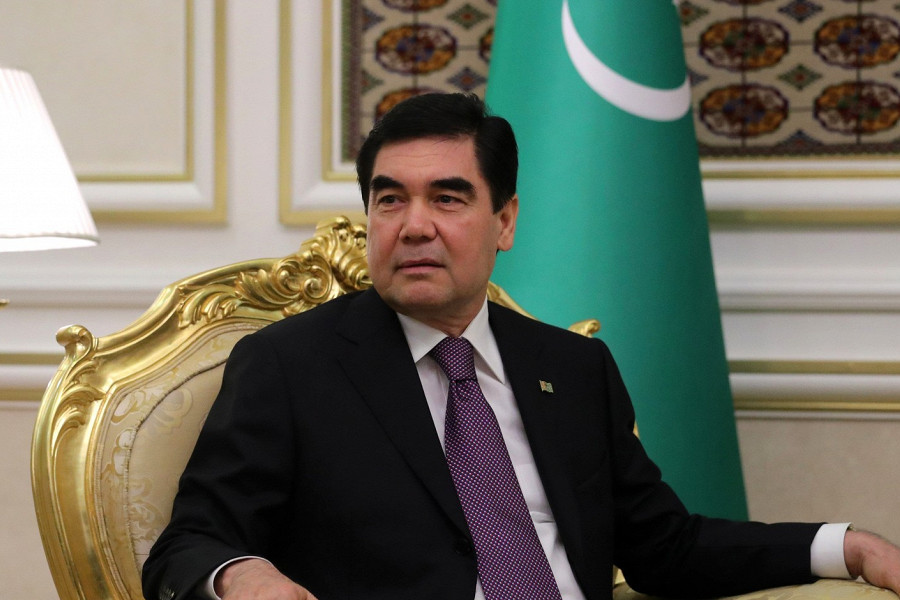 Туркменских чиновников обязали обрить головы в знак траура по умершему отцу президента