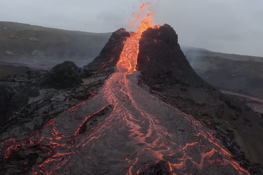 «Горячее» предложение: в Исландии выставили на продажу проснувшийся вулкан Фаградальсфьядль