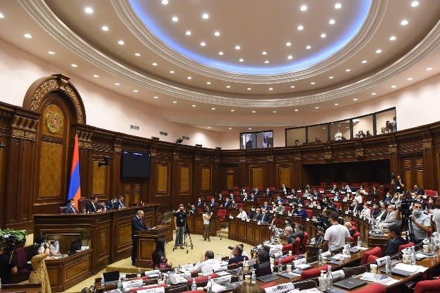 «Մենք պետք է կոնսոլիդացնենք մեր հանրությանը խաղաղության օրակարգի շուրջ»․ ԱԺ-ն ընդունեց Կառավարության հնգամյա ծրագիրը