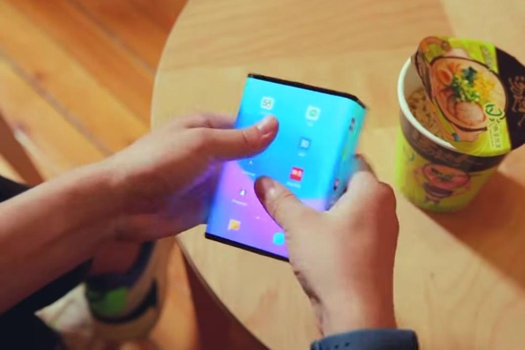 Сгибается в двух местах: в Сети появилось видео первого смартфона Xiaomi со складывающимся экраном