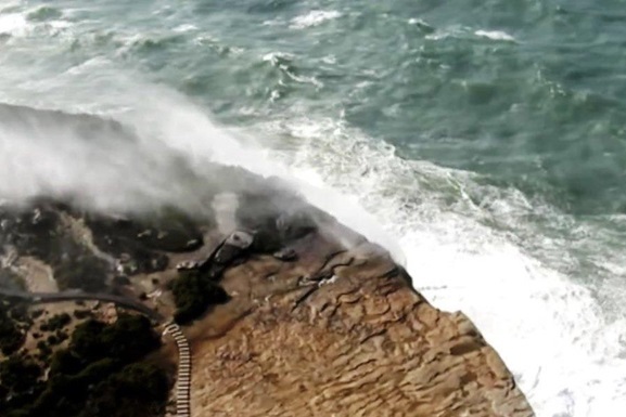 Редкое природное явление: водопады в Австралии потекли в обратном направлении