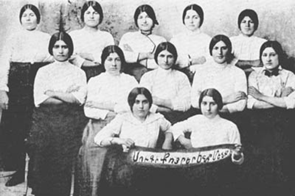 Армянских женщин насиловали с гнусным цинизмом, со зверскими издевательствами, на глазах у мужей, отцов и матерей… 1915 …  Минутка Истории 