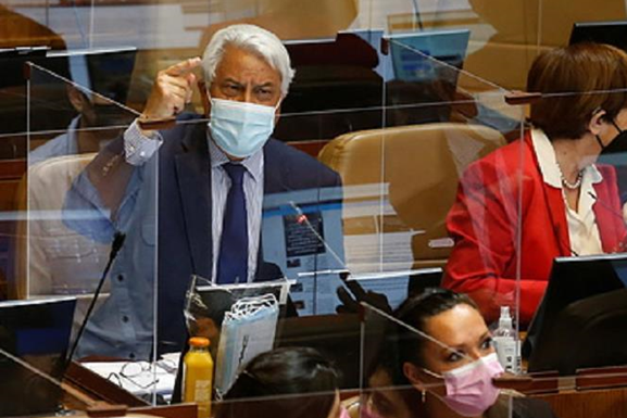 Чилийский депутат 15 часов выступал с речью из-за опоздания коллеги