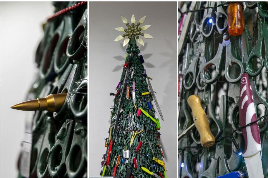 Зажигалки, отвертки, ножи и пули: в аэропорту Вильнюса установили елку из запрещенных предметов, изъятых при проверке у пассажиров