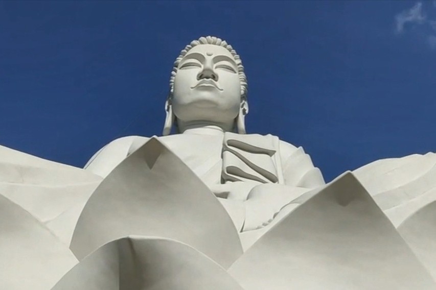 В Бразилии построили гигантскую статую Будды: она выше Христа-Искупителя 