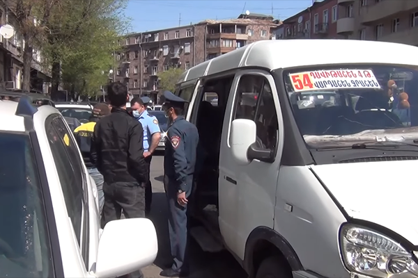 Երթուղայինում դիմակ չկրելու շուրջ ծագած վիճաբանության հետևանքով 39-ամյա տղամարդուն սպանելու համար հետախուզվողը ներկայացել է բաժին