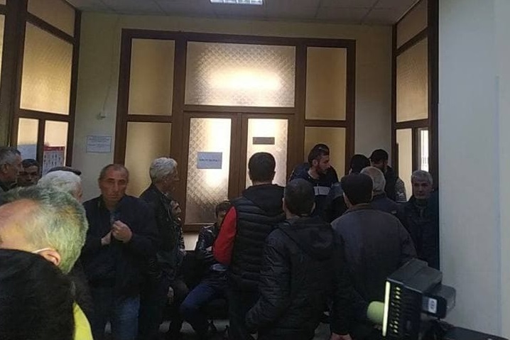 В Шираке родители военнопленных заблокировали входы в здание администрации