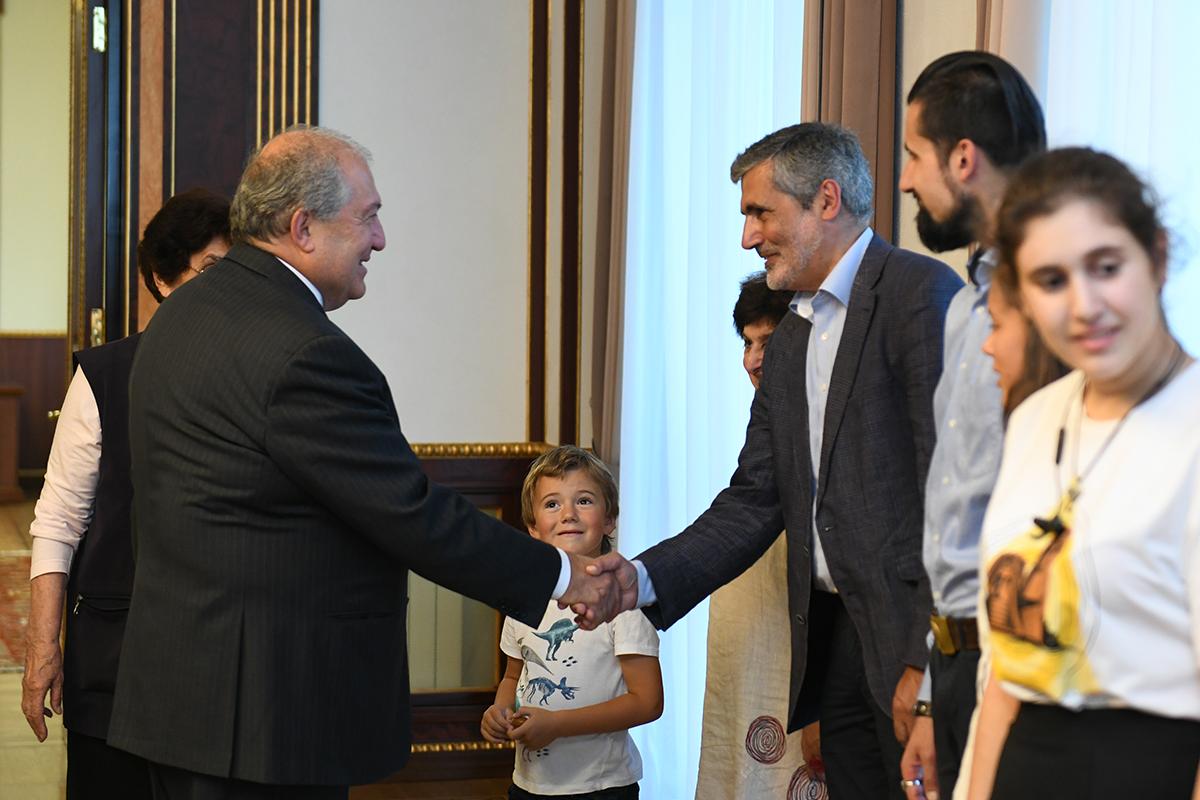 Թումանյանի թոռները և ծոռները հյուրընկալվել են ՀՀ նախագահին