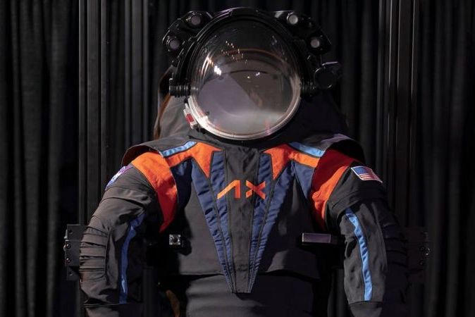 Потенциальный «законодатель» космической моды: компания Axiom Space представила скафандр для полета на Луну