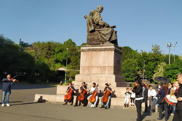 Օպերան դասականություն էր ապրում․ Ալ․ Սպենդիարյանի հիշատակի օրը՝ վարդատունկ և բացօթյա կատարումներ