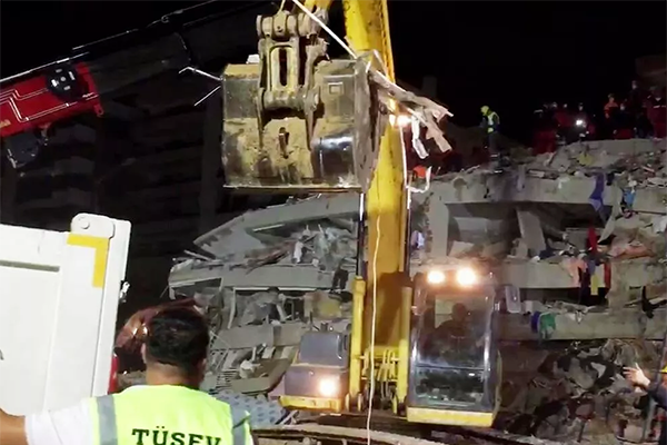 Число жертв землетрясения в Турции выросло до 100