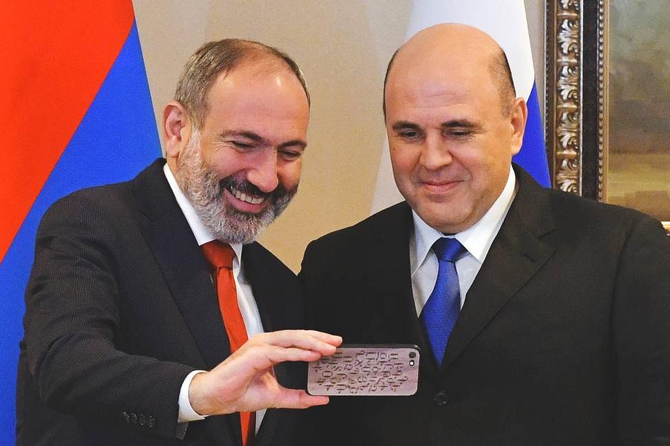 «Как будет селфи по-армянски?», — поинтересовался Мишустин у Пашиняна