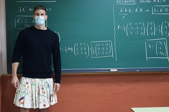 Борьба с гендерными стереотипами: испанские учителя-мужчины провели урок в женских нарядах