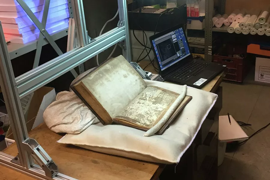 Экспертам удалось расшифровать 770-летний манускрипт о волшебнике Мерлине и короле Артуре