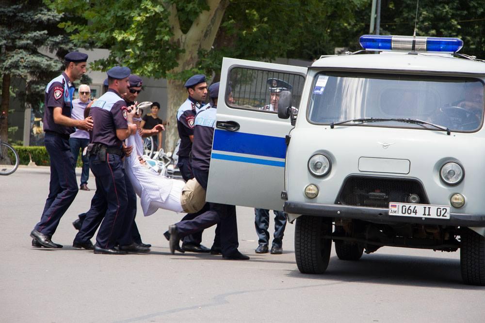 Շուրջ երկու տասնյակ անձինք բերման ենթարկվեցին Ազատության հրապարակից: Hetq