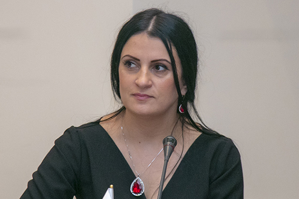«Հայկազյան գրությամբ ցուցանակը ոտնատակ տվող այս վիժվածքի հետ մենք պետք է հաշտ ապրելու հույս ունենա՞նք»․ Գորիսի փոխքաղաքապետ