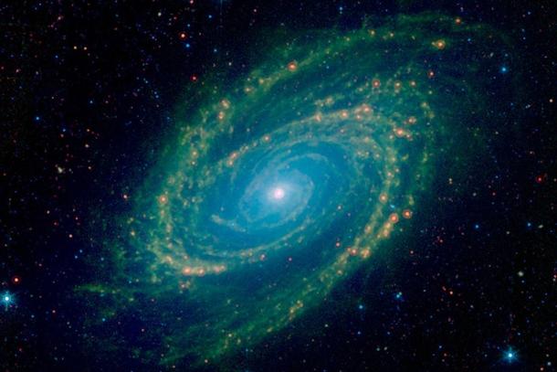 В NASA показали, как светится пыль от ультрафиолетового излучения и света от звезд в соседней галактике