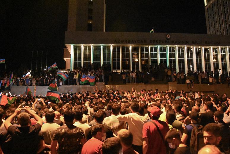 Митинг в Баку в поддержку военнослужащих  перед зданием Милли Меджлиса перерос в потасовку