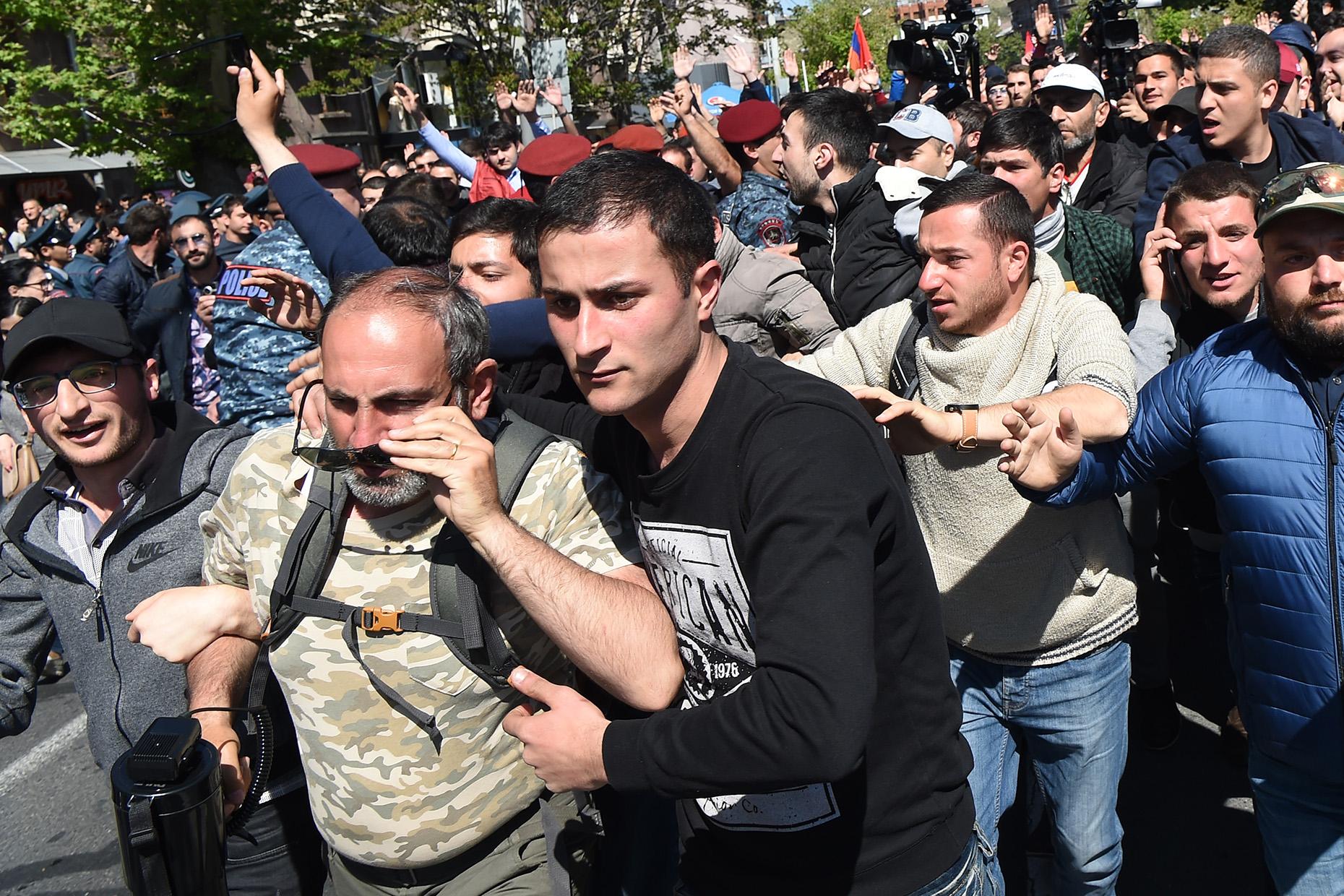 Российские СМИ о митингах в Армении: Полиция пока воздерживается от силовых действий