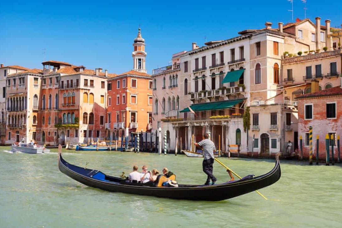 Средний вес туристов вырос: венецианским гондольерам пришлось уменьшить количество пассажиров на борту лодок