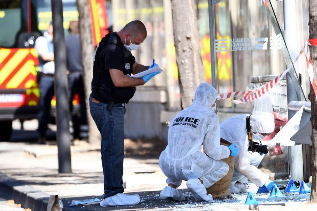 Автомобиль въехал в людей на автобусной остановке в Марселе, есть погибший